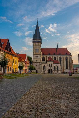 Bardejov, Slovakya 'daki ana meydanın gün batımı görüntüsü.