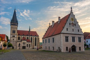 Bardejov, Slovakya 'daki ana meydanın gün batımı görüntüsü.