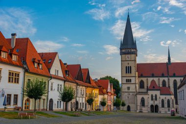 Bardejov, Slovakya 'daki ana meydanın gün batımı görüntüsü.