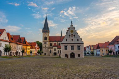 Bardejov, Slovakya 'daki ana meydanın gün batımı görüntüsü.