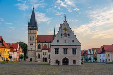 Bardejov, Slovakya 'daki ana meydanın gün batımı görüntüsü.