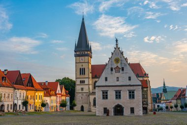 Bardejov, Slovakya 'daki ana meydanın gün batımı görüntüsü.