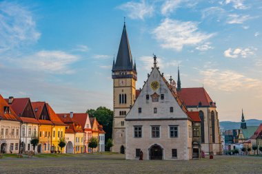 Bardejov, Slovakya 'daki ana meydanın gün batımı görüntüsü.