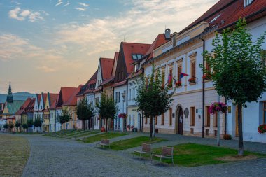 Bardejov, Slovakya 'daki ana meydanda renkli evler.