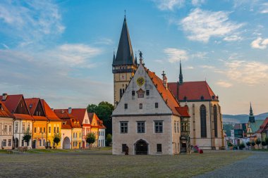 Bardejov, Slovakya 'daki ana meydanın gün batımı görüntüsü.