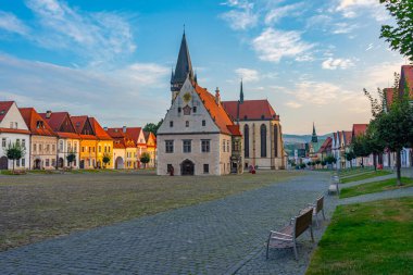 Bardejov, Slovakya 'daki ana meydanın gün batımı görüntüsü.