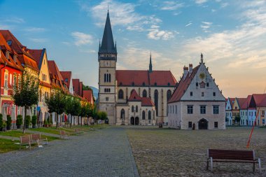Bardejov, Slovakya 'daki ana meydanın gün batımı görüntüsü.