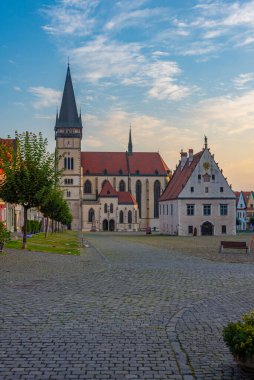 Bardejov, Slovakya 'daki ana meydanın gün batımı görüntüsü.