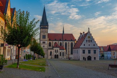 Bardejov, Slovakya 'daki ana meydanın gün batımı görüntüsü.