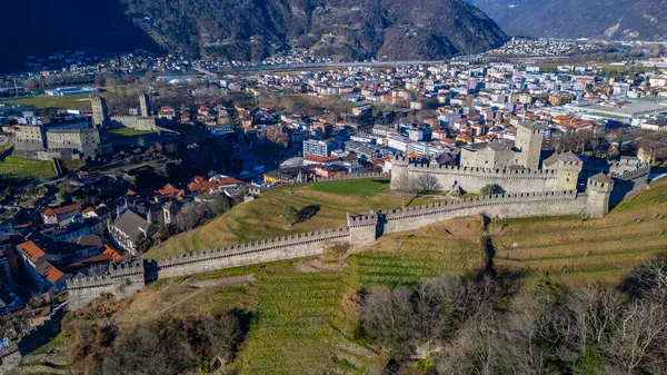 Castelgrande ve Castello di Montebello ile Bellinzona 'nın Panorama manzarası.