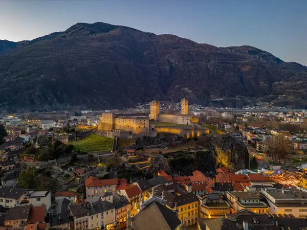 Castelgrande, Switzerland ile Bellinzona 'nın gün batımı manzarası.