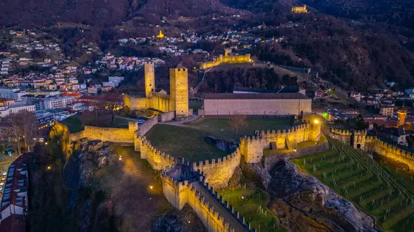 Castelgrande, Castello di Montebello ve Sasso Corbaro şatosuyla gün batımı manzarası.