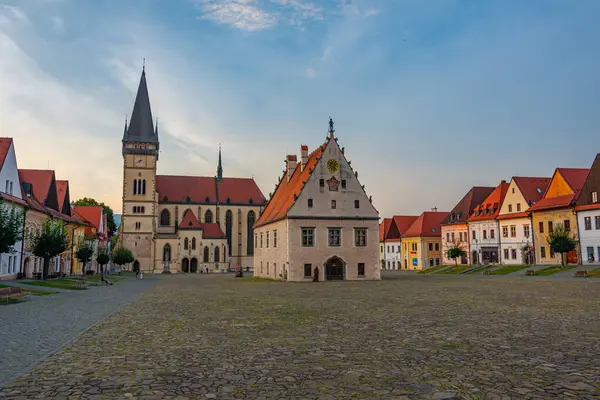 Bardejov, Slovakya 'daki ana meydanın gün batımı görüntüsü.