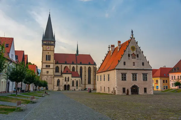 Bardejov, Slovakya 'daki ana meydanın gün batımı görüntüsü.