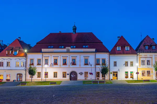 Bardejov, Slovakya 'daki ana meydandaki renkli evlerin gece görüşü.