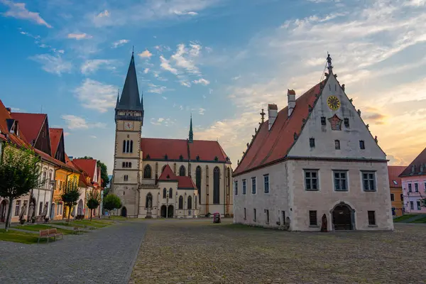 Bardejov, Slovakya 'daki ana meydanın gün batımı görüntüsü.