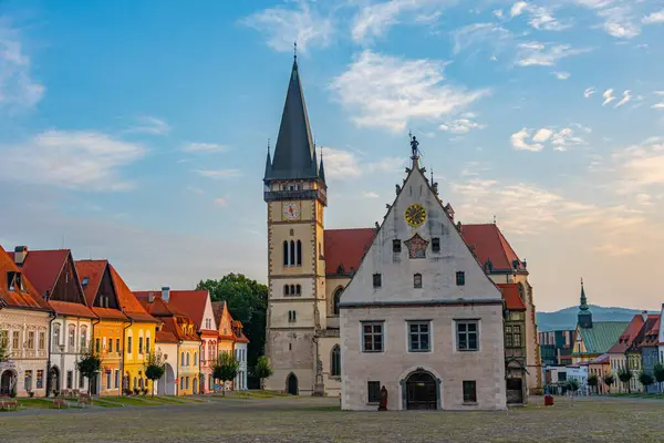 Bardejov, Slovakya 'daki ana meydanın gün batımı görüntüsü.