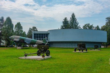 Silahlar Svidnik, Slovakya 'daki Askeri Tarih Enstitüsü önünde sergilendi.
