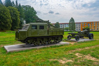 Silahlar Svidnik, Slovakya 'daki Askeri Tarih Enstitüsü önünde sergilendi.