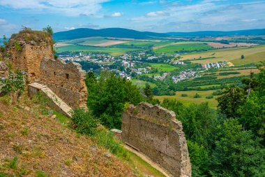 Zborov Kalesi Slovakya 'da bir yaz günü.