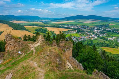 Zborov Kalesi Slovakya 'da bir yaz günü.
