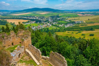 Zborov Kalesi Slovakya 'da bir yaz günü.