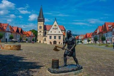 Bardejov, Slovakya 'daki celladın ana meydanı ve heykeli.