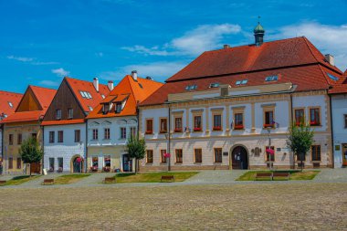 Bardejov, Slovakya 'daki ana meydanda renkli evler.