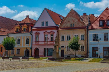 Bardejov, Slovakya 'daki ana meydanda renkli evler.