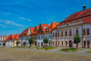Bardejov, Slovakya 'daki ana meydanda renkli evler.