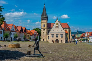 Bardejov, Slovakya 'daki celladın ana meydanı ve heykeli.