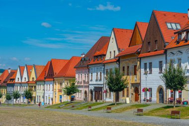 Bardejov, Slovakya 'daki ana meydanda renkli evler.