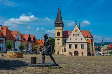 Bardejov, Slovakya 'daki celladın ana meydanı ve heykeli.