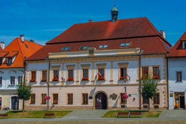 Bardejov, Slovakya 'daki ana meydanda renkli evler.