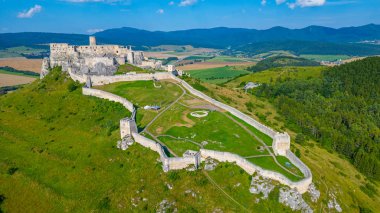 Güneşli bir günde yedek kale, Slovakya.IMAGE
