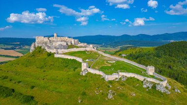Güneşli bir günde yedek kale, Slovakya.IMAGE