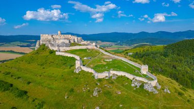 Güneşli bir günde yedek kale, Slovakya.IMAGE