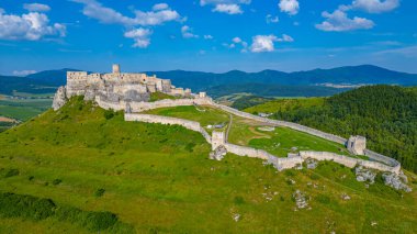 Güneşli bir günde yedek kale, Slovakya.IMAGE