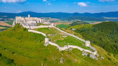 Güneşli bir günde yedek kale, Slovakya.IMAGE