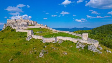 Güneşli bir günde yedek kale, Slovakya.IMAGE