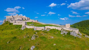 Güneşli bir günde yedek kale, Slovakya.IMAGE