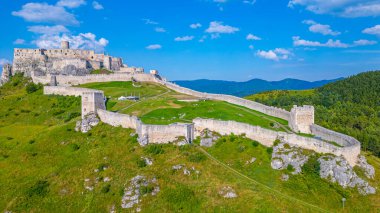 Güneşli bir günde yedek kale, Slovakya.IMAGE