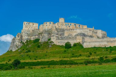Güneşli bir günde yedek kale, Slovakya.IMAGE