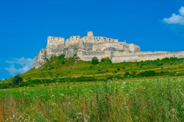 Güneşli bir günde yedek kale, Slovakya.IMAGE