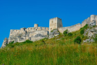 Güneşli bir günde yedek kale, Slovakya.IMAGE
