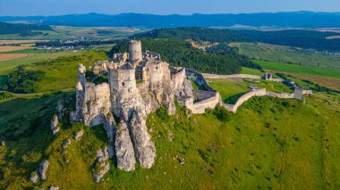 Güneşli bir günde yedek kale, Slovakya.IMAGE