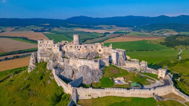 Güneşli bir günde yedek kale, Slovakya.IMAGE