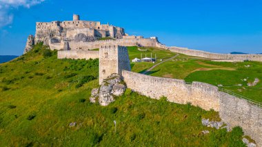 Güneşli bir günde yedek kale, Slovakya.IMAGE