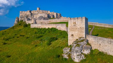 Güneşli bir günde yedek kale, Slovakya.IMAGE