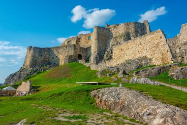 Güneşli bir günde yedek kale, Slovakya.IMAGE